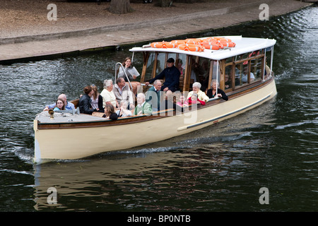 Vergnügungsschiff am Fluss Avon, Stratford, England Stockfoto