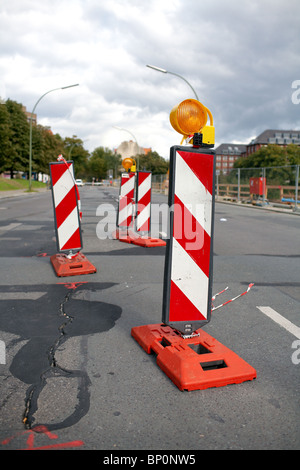 Eine Straßensperre auf einer Straße, Berlin, Deutschland Stockfoto