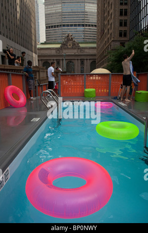 New Yorker und Besucher profitieren von Müllcontainern verwandelte sich in städtischen Schwimmbäder an der Park Avenue in Summer Streets Stockfoto