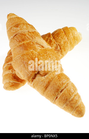 Zwei Croissants auf weißem Hintergrund Stockfoto