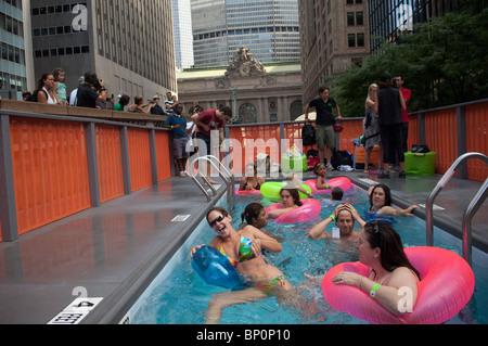 New Yorker und Besucher profitieren von Müllcontainern verwandelte sich in städtischen Schwimmbäder an der Park Avenue in Summer Streets Stockfoto