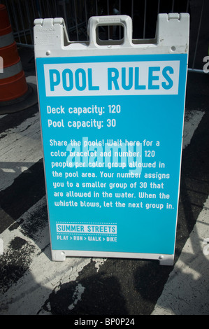 New Yorker und Besucher profitieren von Müllcontainern verwandelte sich in städtischen Schwimmbäder an der Park Avenue in Summer Streets Stockfoto