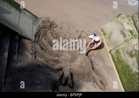 Eine Straße Künstler schaffen eine Sandskulptur einer Krabbe Strandhotel Thames, London Stockfoto