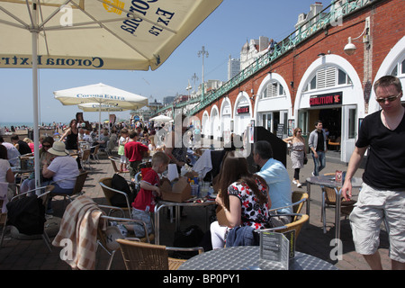 Bank Holiday Touristen und Einheimische genießen Sie einen wunderschönen Wetter am Strand von Brighton. Stockfoto