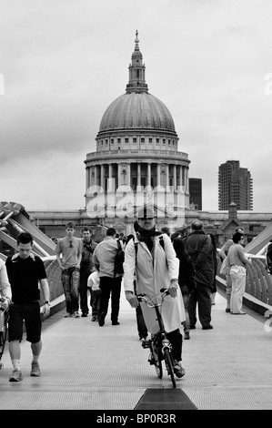 Mann mit dem Fahrrad auf die Millennium Brücke, London Stockfoto