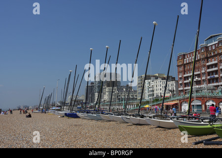 Bank Holiday Touristen und Einheimische genießen Sie einen wunderschönen Wetter am Strand von Brighton. Stockfoto