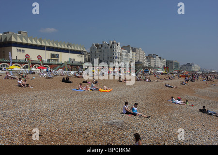 Bank Holiday Touristen und Einheimische genießen Sie einen wunderschönen Wetter am Strand von Brighton. Stockfoto