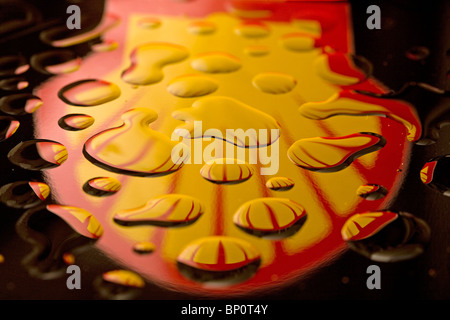 Ein Shell-Logo sieht man reflektierte in Tröpfchen von Motoröl. Bild von James Boardman Stockfoto