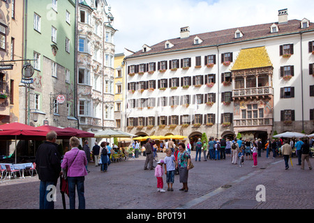 Das Goldene Dachl (Deutsch: Goldenes Dachl) ist ein Wahrzeichen in Innsbruck, Österreich, gebaut im Jahr 1500 Stockfoto