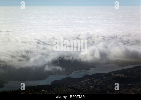 Luftaufnahme über Nebel Crystal Springs Reservoir San Mateo county in Kalifornien Stockfoto