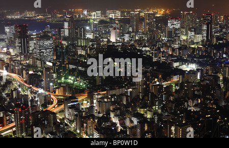 Tokio bei Nacht Panorama mit beleuchteten Wolkenkratzern Stockfoto