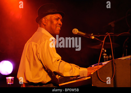 Booker T. Jones, US-Blues-Sänger-Musiker spielt Hammond B3-Orgel. Hauptbühne Festzelt. Maryport Blues Festival, 2010. England Stockfoto