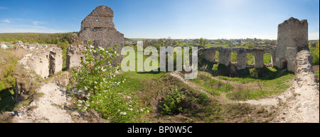 Blick auf Sydoriv Burgruine (erbaut 1640 s) Frühling (Region Ternopil, Ukraine). Stockfoto