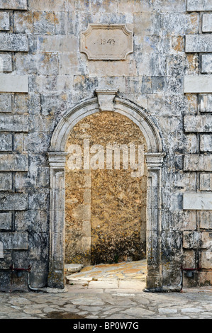 Gewölbte Tor verwittert venezianischen Glockenturm Detail im Village Louha in Zakynthos, Griechenland. Stockfoto