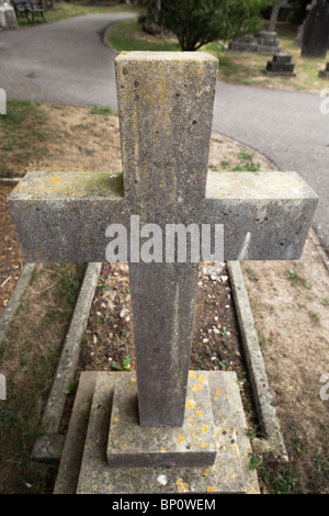Alte, verwitterte Grab Steinen in einem englischen Dorfkirche Stockfoto