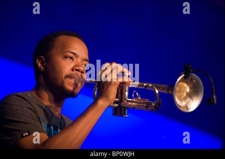 Hypnotic Brass Ensemble Jazz band mit acht Brüder aus Chicago spielen in Brecon Jazz Festival 2010 Stockfoto