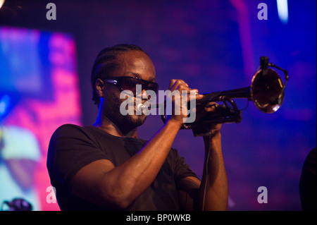 Hypnotic Brass Ensemble Jazz band mit acht Brüder aus Chicago spielen in Brecon Jazz Festival 2010 Stockfoto