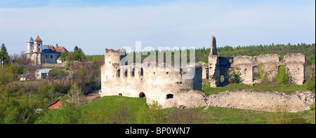 Blick auf Sydoriv Burgruine (erbaut 1640 s) Frühling (Region Ternopil, Ukraine). Stockfoto