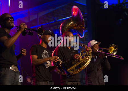 Hypnotic Brass Ensemble Jazz band mit acht Brüder aus Chicago spielen in Brecon Jazz Festival 2010 Stockfoto