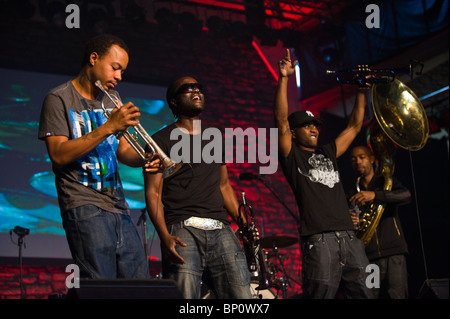 Hypnotic Brass Ensemble Jazz band mit acht Brüder aus Chicago spielen in Brecon Jazz Festival 2010 Stockfoto