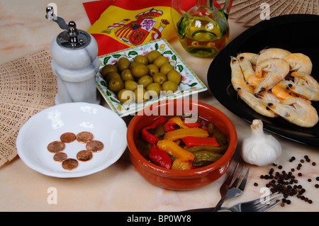 Tapas, grüne Oliven, Mixed Paprika in Olivenöl, Riesengarnelen, Spanien. Stockfoto