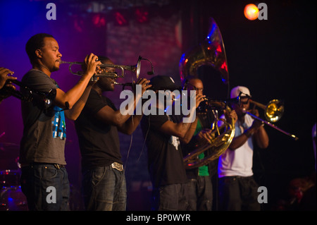 Hypnotic Brass Ensemble Jazz band mit acht Brüder aus Chicago spielen in Brecon Jazz Festival 2010 Stockfoto