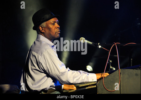 Booker T. Jones, US-Blues-Sänger-Musiker spielt Hammond B3-Orgel. Hauptbühne Festzelt. Maryport Blues Festival, 2010. England Stockfoto