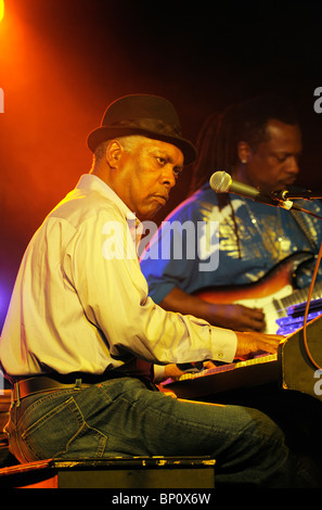 Booker T. Jones, US-Blues-Sänger-Musiker spielt Hammond B3-Orgel. Hauptbühne Festzelt. Maryport Blues Festival, 2010. England Stockfoto