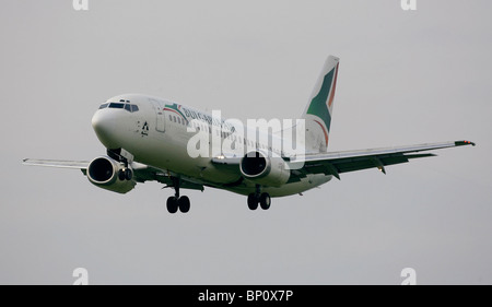 Bulgarien Air Boeing 737-330 kommt ins Land am Londoner Flughafen Gatwick. Bild von James Boardman Stockfoto