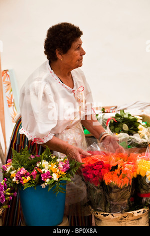 Blumenverkäuferin, Puerto De La Cruz, Teneriffa, Kanarische Inseln, Spanien. Stockfoto