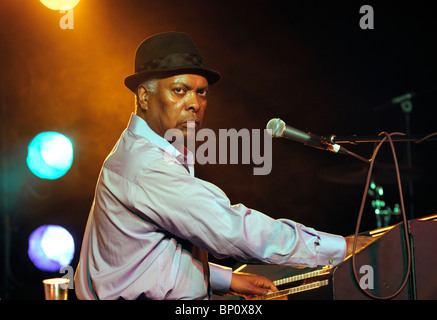 Booker T. Jones, US-Blues-Sänger-Musiker spielt Hammond B3-Orgel. Hauptbühne Festzelt. Maryport Blues Festival, 2010. England Stockfoto