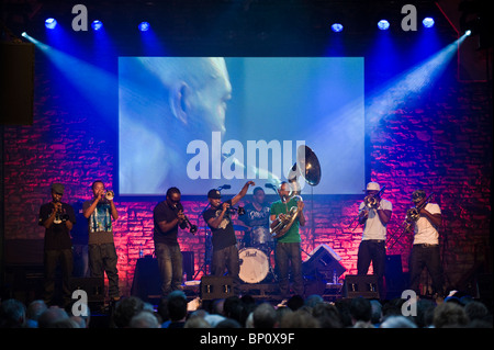 Hypnotic Brass Ensemble Jazz band mit acht Brüder aus Chicago spielen in Brecon Jazz Festival 2010 Stockfoto