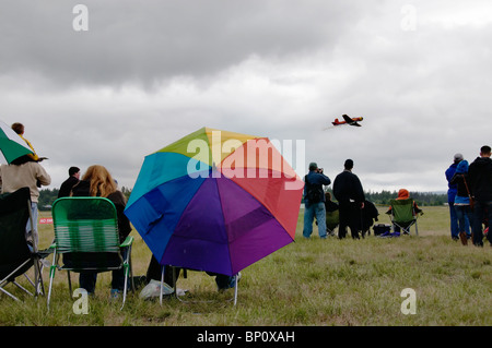 Ein Vintage Warbird unterhält das Publikum versammelt an einem regnerischen Tag auf der Olympic Airshow in Tumwater, Washington. Stockfoto