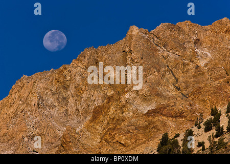 Ein Vollmond setzt mehr als 14.000 Fuß Granitfelsen, Ost-Sierra, Kalifornien, USA. Stockfoto