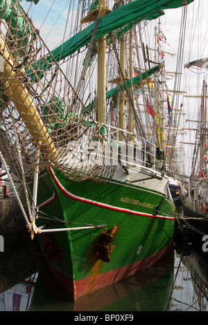 Klasse A Alexander von Humboldt in Hartlepool 2010 Tall Ships Race, das Dorf und die Marina, Teesside, North Yorkshire, UK. Alexander von Humboldt ist eine deutsche Segelschiff ursprünglich 1906 gebaut von der Deutschen Werft AG Weser in Bremen als das Feuerschiff Reserve Sonderburg. Es ist der Nachfolger des legendären Becks Bier Schiff mit den grünen Segeln und wurde als ein kompletter Neubau in 2011. In erster Linie wurde das Schiff für die Sail Training und Erfahrung im Segeln für Jugendliche gebaut. Stockfoto