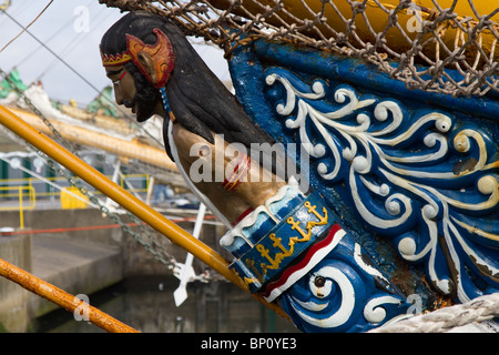 Seitenprofil der Galionsfigur des mythologischen indonesischen gottes der Wahrheit und des Mutes auf einem großen Schiff. Boot, Segel, Meer, Holz, Schiff, Bogen, Seil, alt, uralt, Flagge, Geschichte, Mast, Galeone, historisch, Reise, Navigation, Segelschiff, Skulptur, nautische, hölzerne Bugsprit des indonesischen Hochschiffs Kri Dewaruci Hartlepool 2010. Tall Ships Race, Village and Marina, Teesside, North Yorkshire, Großbritannien Stockfoto