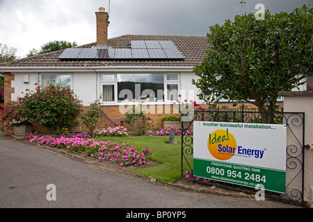 PV-Solar-Panels auf Haus des kleinen Bungalow Cheltenham UK Stockfoto