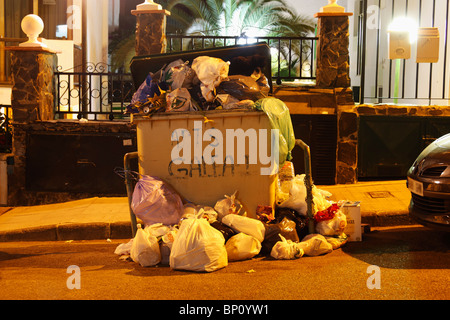 Überquellenden Kommunal Müll-Container außerhalb Ferienwohnungen in Spanien Stockfoto