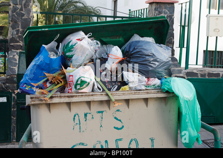 Überquellenden Kommunal Müll-Container außerhalb Ferienwohnungen in Spanien Stockfoto
