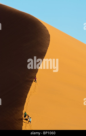 Touristen, die Düne 45 im Sossusvlei in Namibia Naukluft Park zentrale Namibwüste aufsteigend Stockfoto
