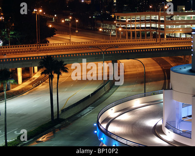 Leere Autobahn nachts mit Palmen in Südkalifornien Stockfoto