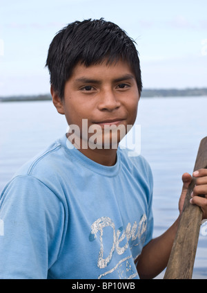 Jungen Ngobe kommt Besuch in seiner hausgemachten Ulu, Bocas del Toro, Panama Stockfoto