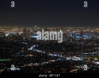 Das Los Angeles Becken in der Nacht. Blick vom Gipfel des Mt-Hollywood. Stockfoto