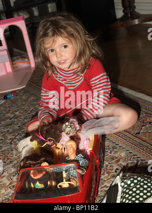 Zwei Jahre altes Mädchen spielen mit Barbie-Puppen und ein Barbie-Car Stockfoto