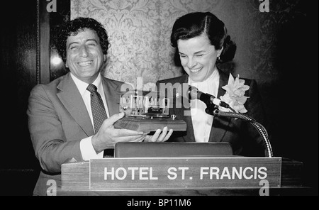 Tony Bennett und Bürgermeister Dianne Feinstein in San Francisco Cable Car profitieren 29. Oktober 1980 Stockfoto