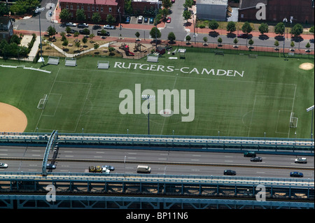 Luftaufnahme über Rutgers Universität Fußball Feld Camden New Jersey Stockfoto
