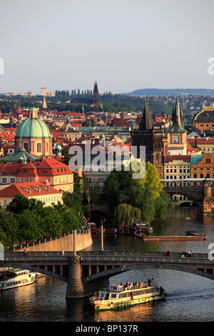 Tschechien, Prag, Altstadt Skyline, Moldau, Boot Stockfoto