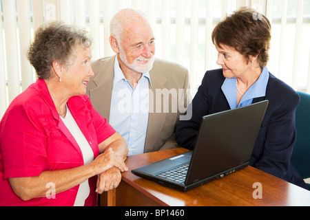 Senioren besprechen Sie ihren Ruhestand mit einem Finanzberater. Stockfoto