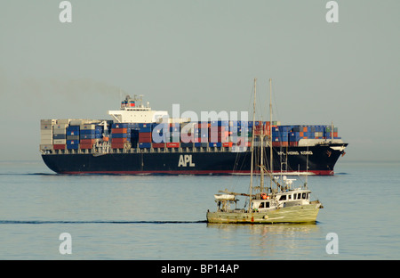 Großen Frachter und Fishboat in Juan de Fuca Strait-Victoria, British Columbia, Kanada. Stockfoto