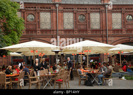 Deutschland, Berlin, Hackescher Markt, Café im Freien, Menschen Stockfoto